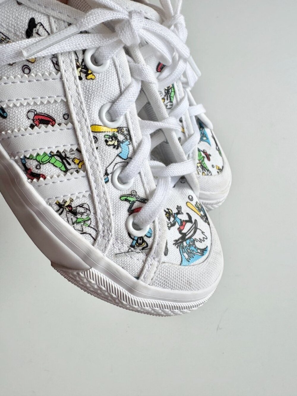 Kids' ADIDAS x DISNEY Nizza Goofy White Canvas Low Top Sneakers, Size 13 - Picture 5 of 15